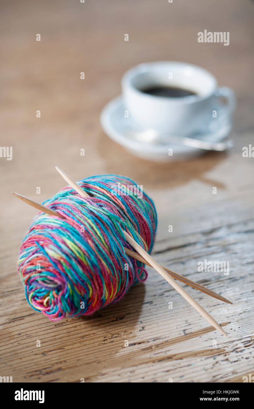 De fil en aiguille à tricoter colorées sur bois, Bavière, Allemagne Banque D'Images