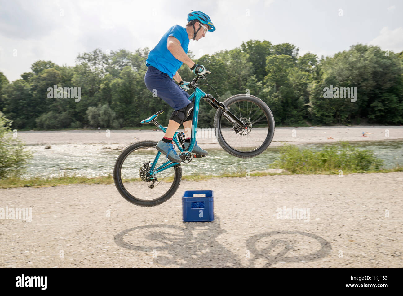 Man jumping avec mountainbike sur caisse de bière, Bavière, Allemagne Banque D'Images
