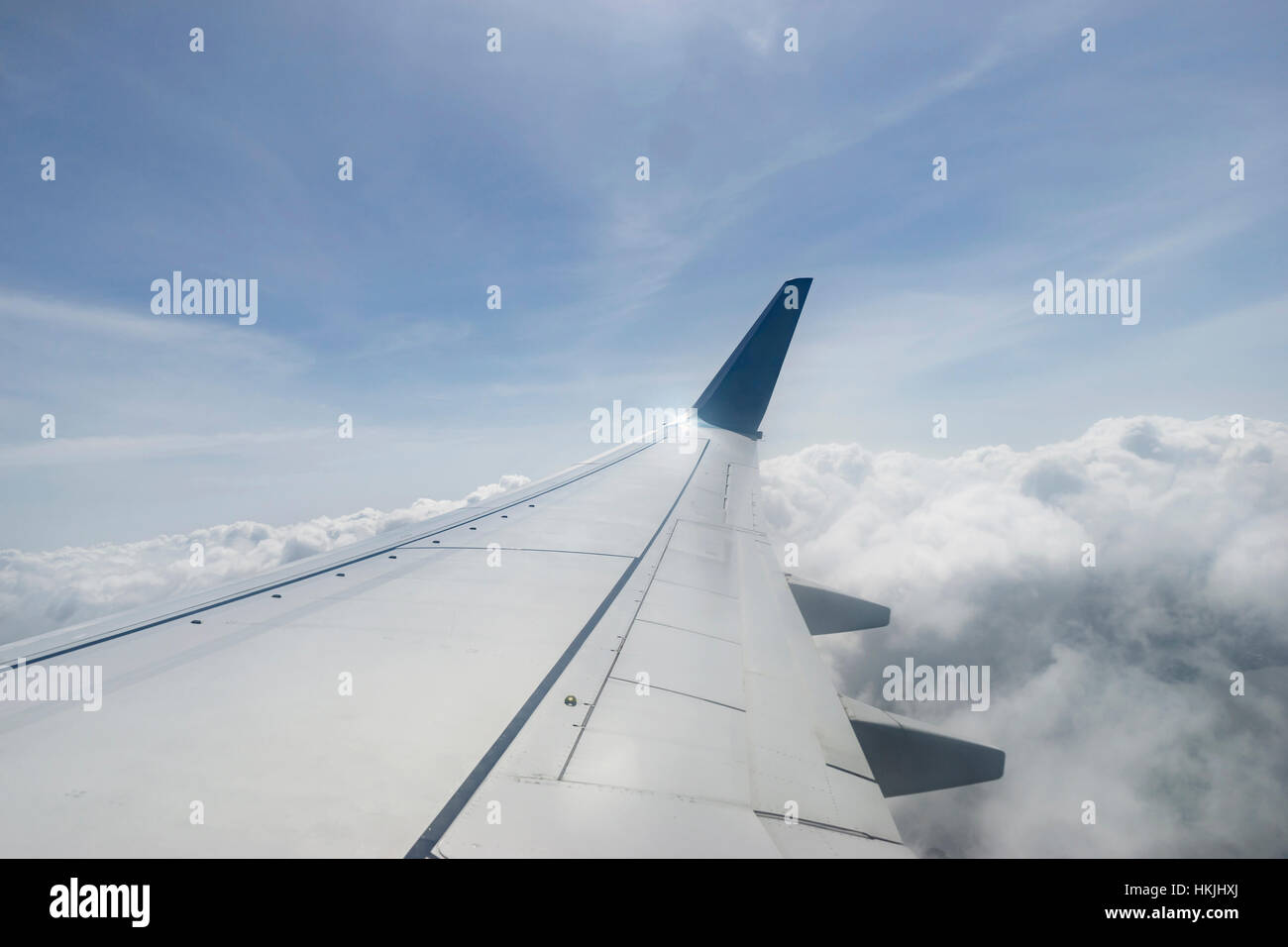 Portrait de l'aile de l'avion volant au-dessus de ciel nuageux, Province de l'Ouest, Sri Lanka Banque D'Images