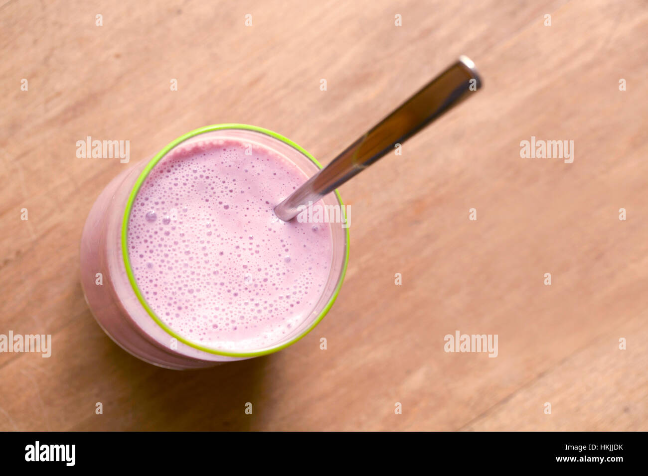 Close-up of strawberry yogourt avec spoon Banque D'Images