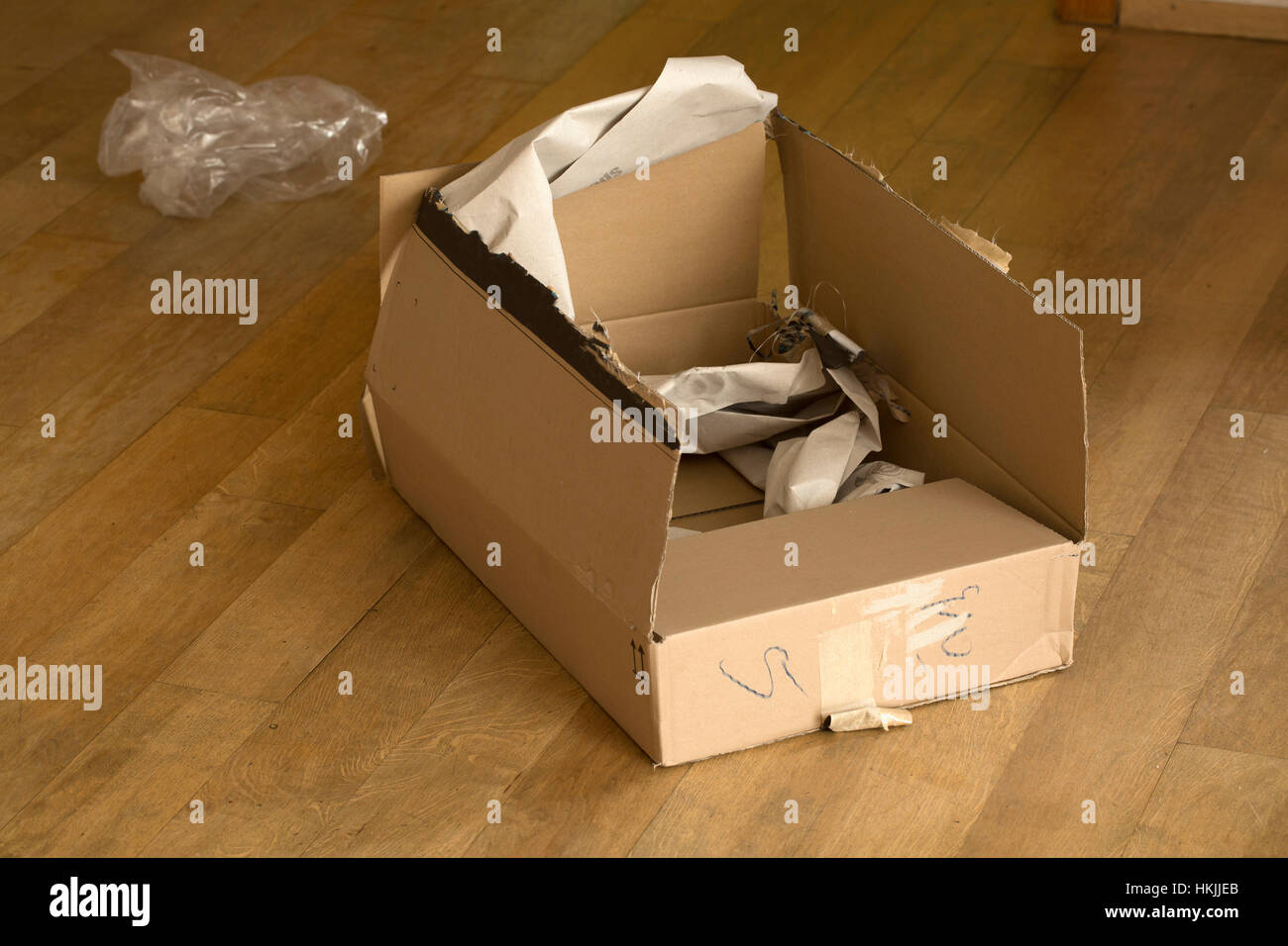 Close-up de boîte en carton déchiré sur marbre Photo Stock - Alamy
