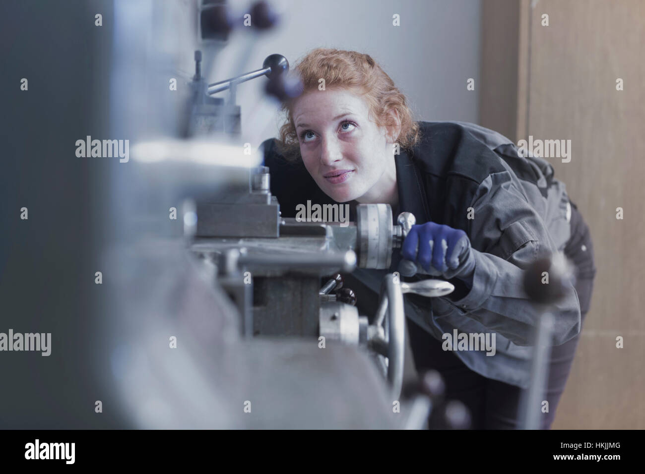 Jeune femme ingénieur travaillant dans une usine industrielle, Freiburg im Breisgau, Bade-Wurtemberg, Allemagne Banque D'Images