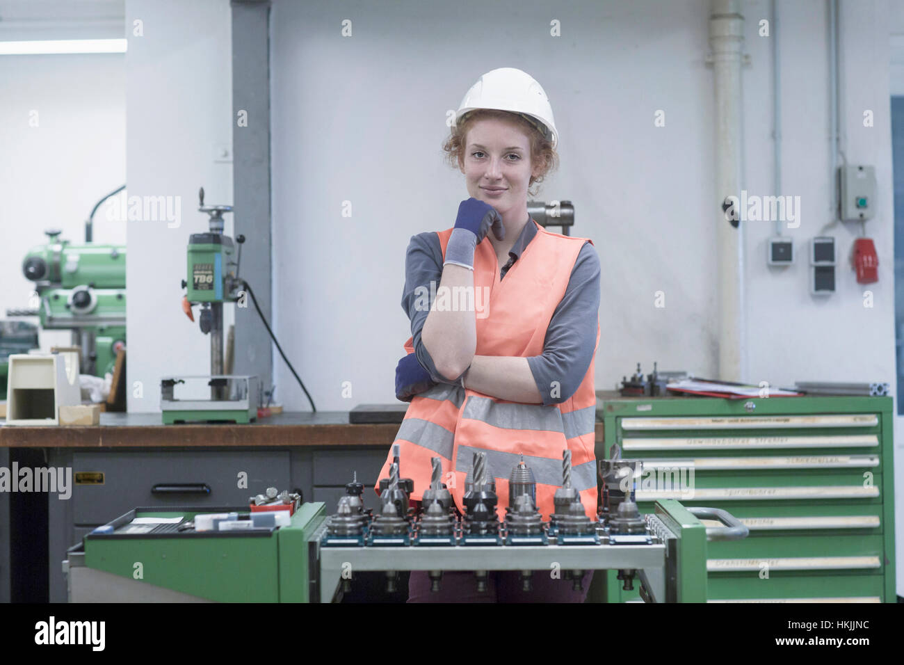 Jeune femme ingénieur travaillant dans une usine industrielle, Freiburg im Breisgau, Bade-Wurtemberg, Allemagne Banque D'Images