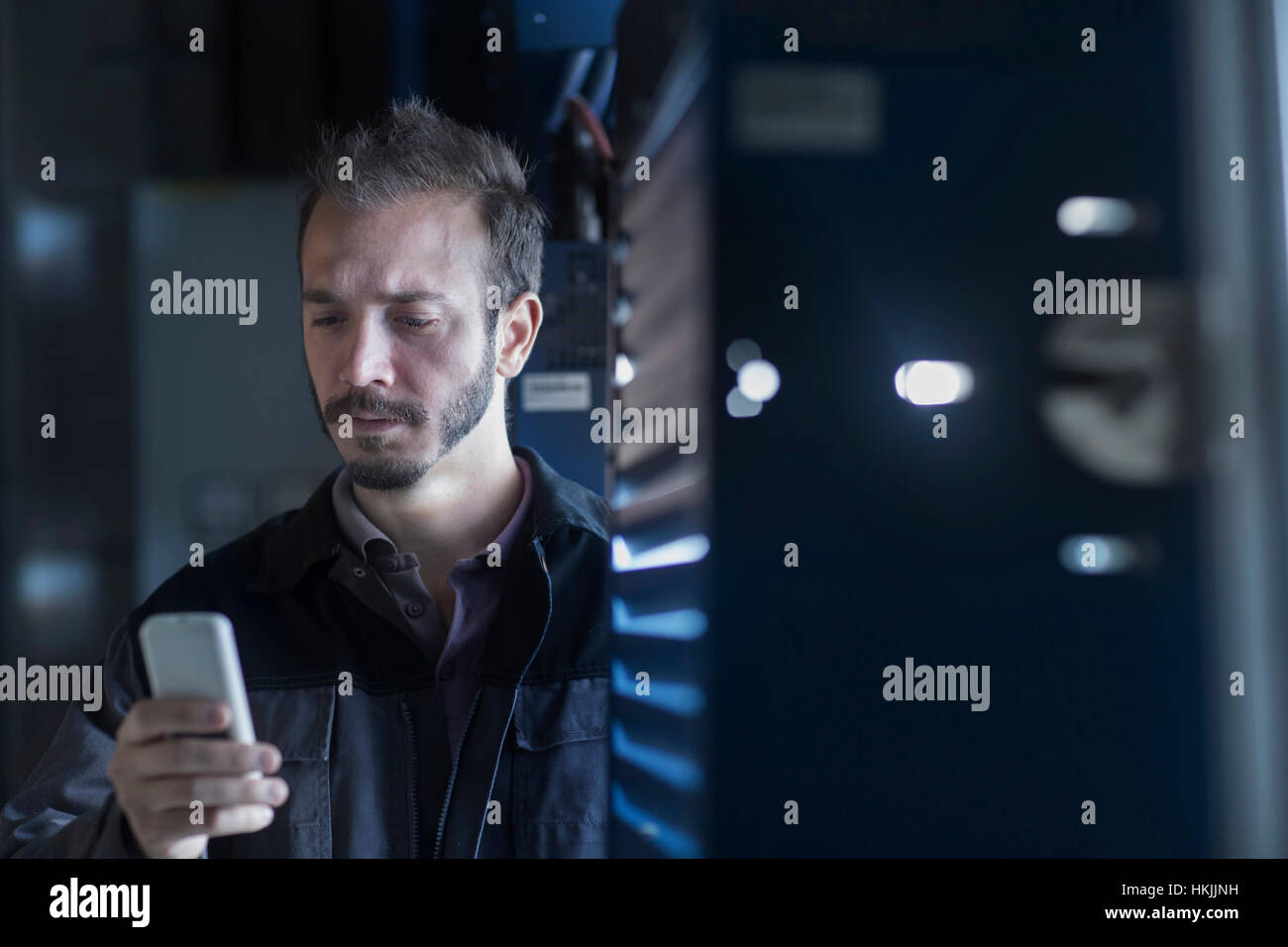 Jeune ingénieur mâle holding remote control dans la technologie de l'espace, Freiburg im Breisgau, Bade-Wurtemberg, Allemagne Banque D'Images