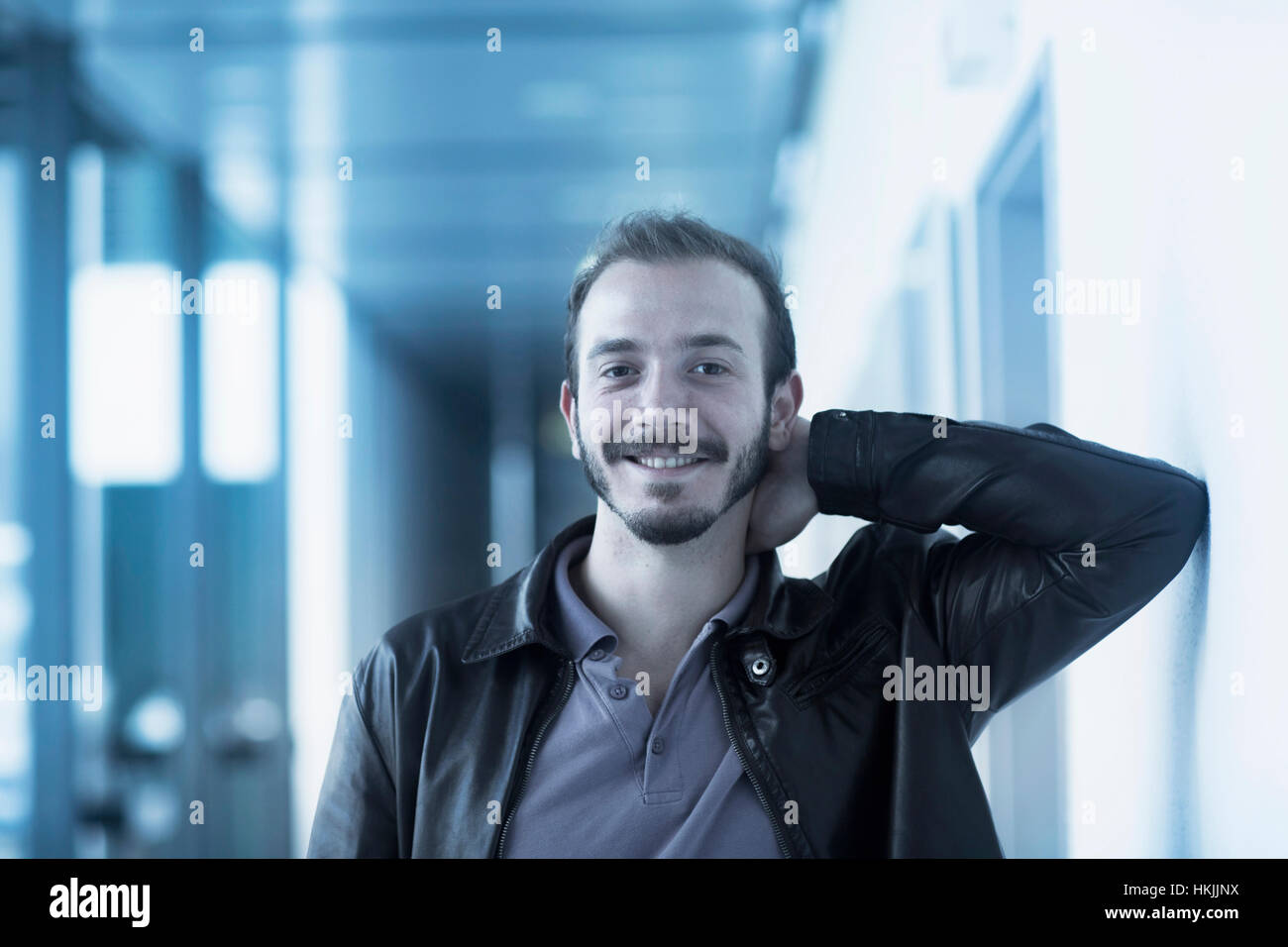 Portrait d'un jeune homme dans l'espace et la technologie de l'ingénieur en souriant, Freiburg im Breisgau, Bade-Wurtemberg, Allemagne Banque D'Images
