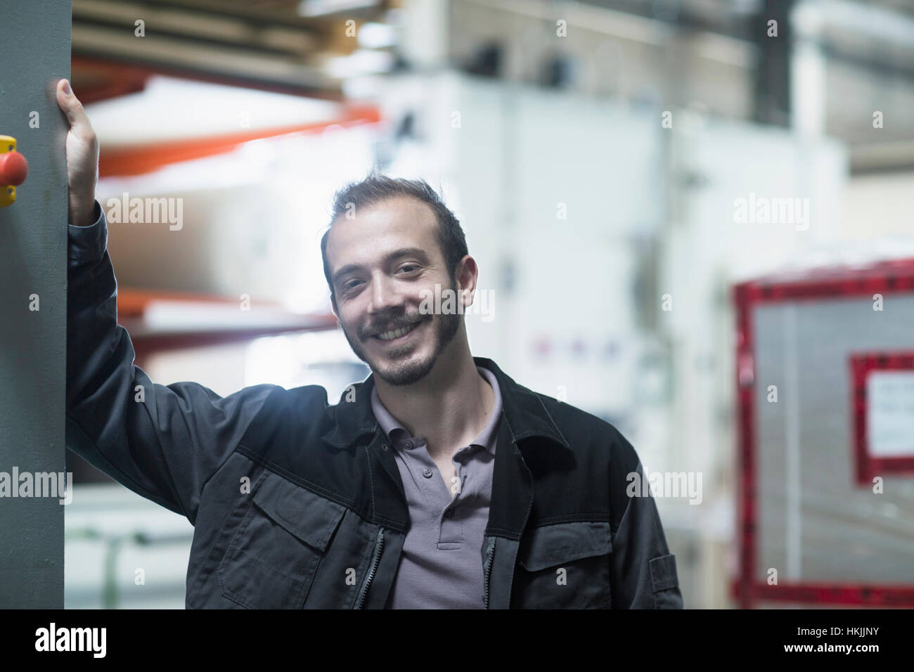 Portrait d'un jeune homme dans l'espace et la technologie de l'ingénieur en souriant, Freiburg im Breisgau, Bade-Wurtemberg, Allemagne Banque D'Images
