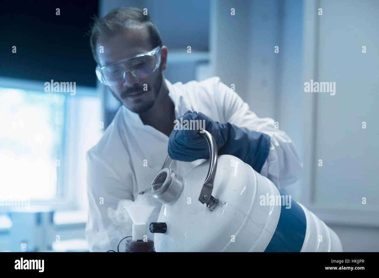 Young male scientist working in laboratory, Freiburg im Breisgau, Bade-Wurtemberg, Allemagne Banque D'Images
