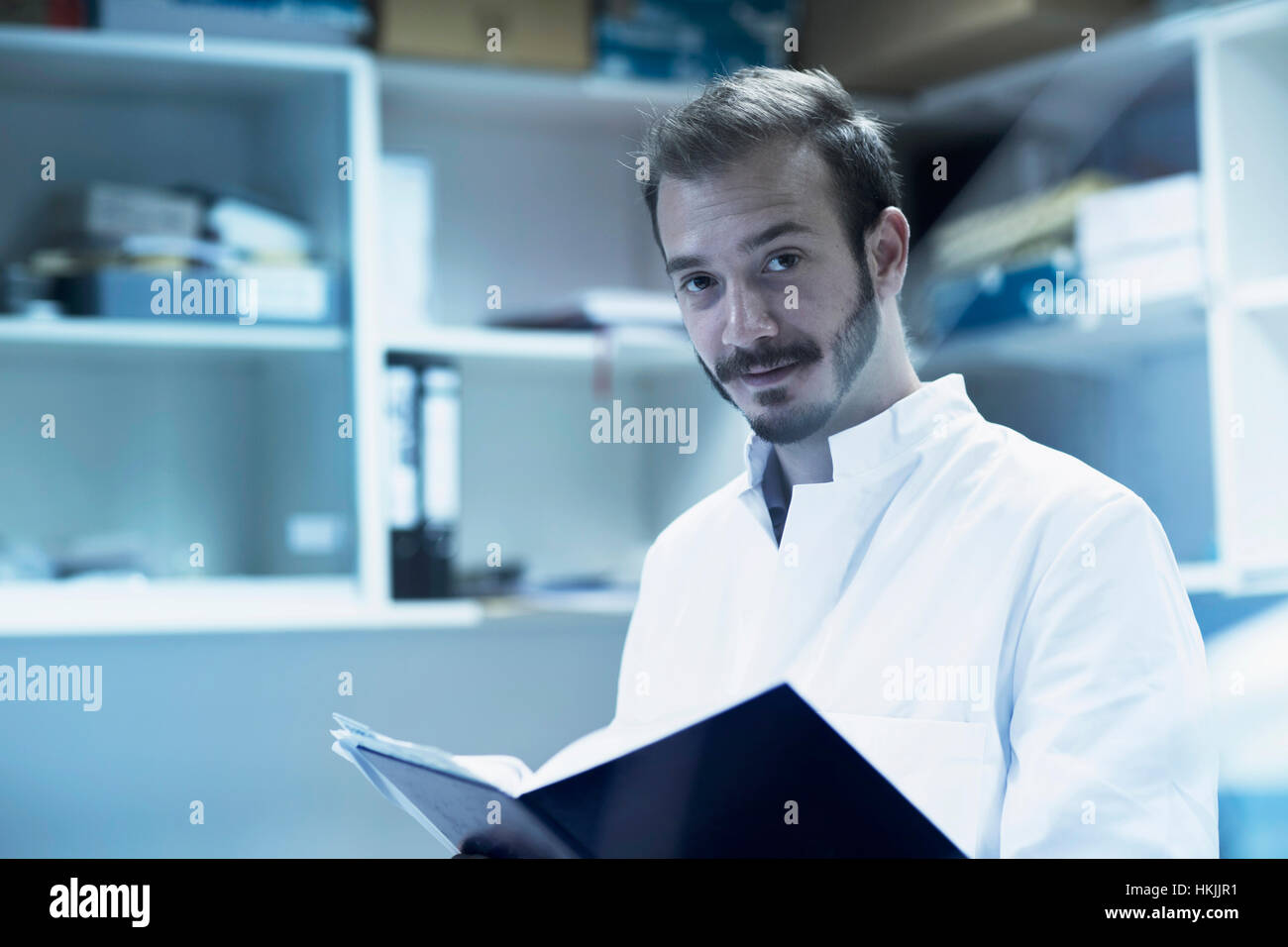 Jeune homme de travail scientifique dans la technologie de l'espace, Freiburg im Breisgau, Bade-Wurtemberg, Allemagne Banque D'Images