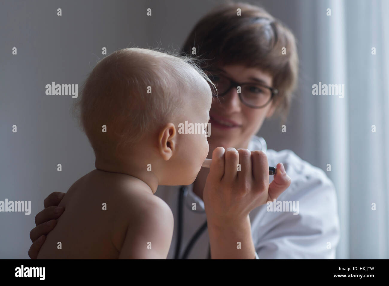 Pédiatre examinant baby boy en clinique, Freiburg im Breisgau, Allemagne Banque D'Images