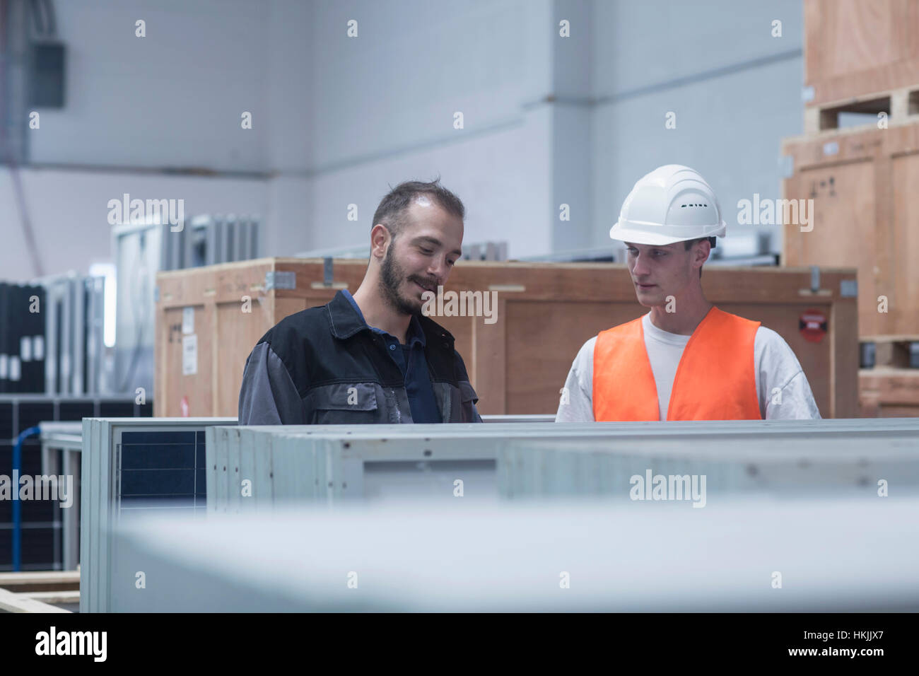 Les travailleurs du magasin travaillant dans un entrepôt de distribution, Freiburg im Breisgau, Bade-Wurtemberg, Allemagne Banque D'Images