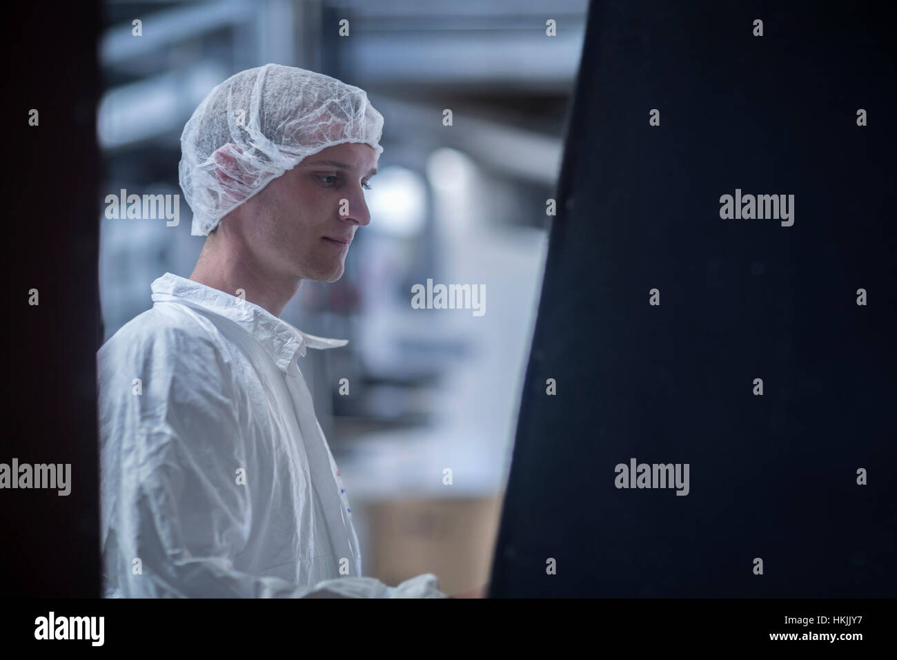 Chambre propre travailleur dans une industrie, Freiburg im Breisgau, Bade-Wurtemberg, Allemagne Banque D'Images