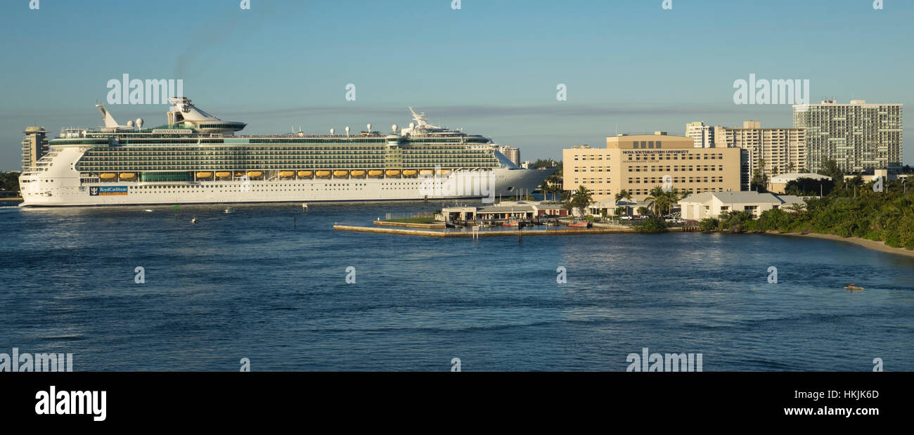 USA, Floride, Fort Lauderdale, laissant des navires de croisière Port Everglades. Banque D'Images