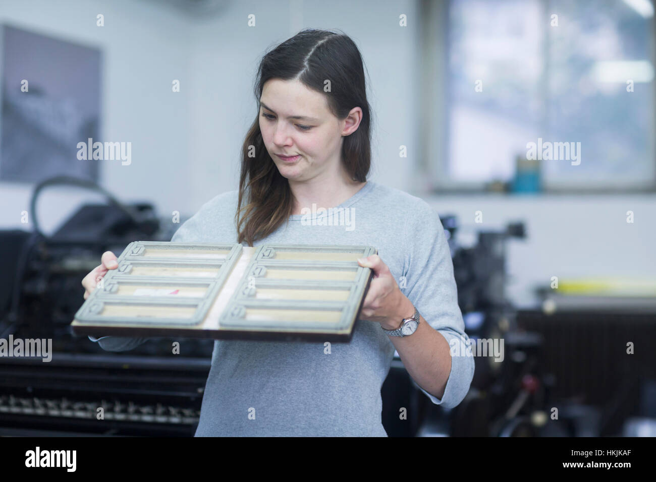 Imprimer l'examen des travailleurs dans une industrie de la plaque d'impression, Freiburg im Breisgau, Bade-Wurtemberg, Allemagne Banque D'Images