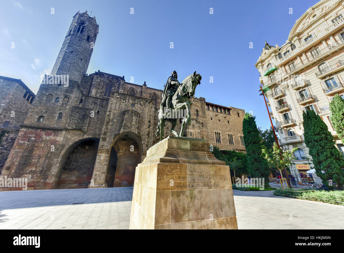 Ramon Berenguer III Comte de Barcelone / Statue de Ramon Berenguer III (1086-1131) dans la place homonyme. Dans l'arrière-plan la chapelle de Saint Agata Banque D'Images