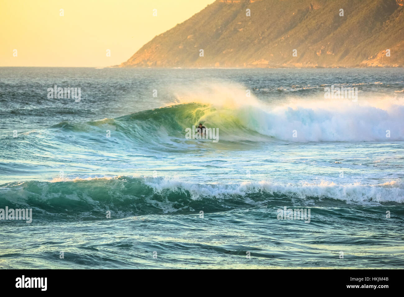 Surfer dans Noordhoek Beach Banque D'Images