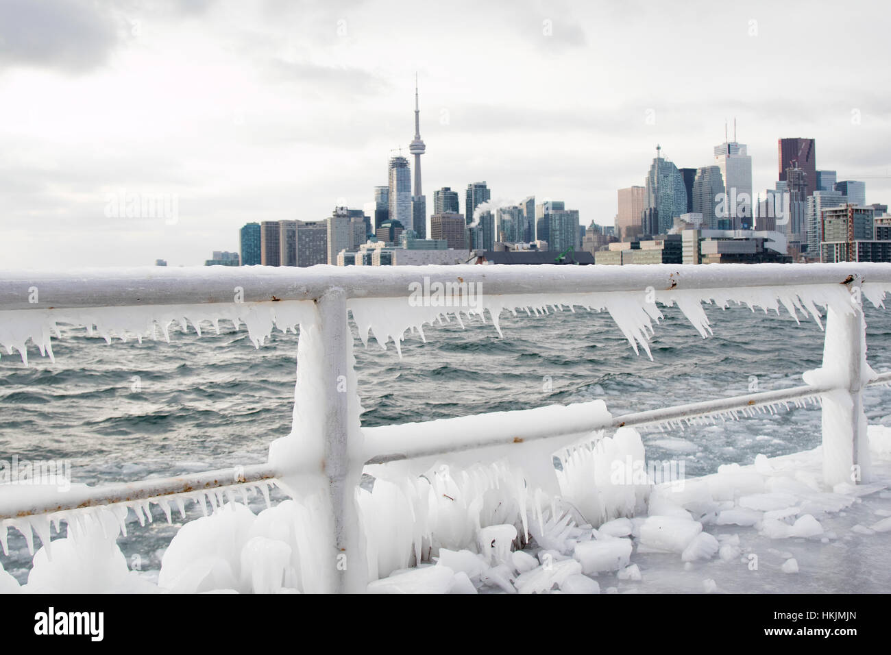 Skyline de Toronto pendant la saison d'hiver avec de la glace dans le lac Ontario Banque D'Images