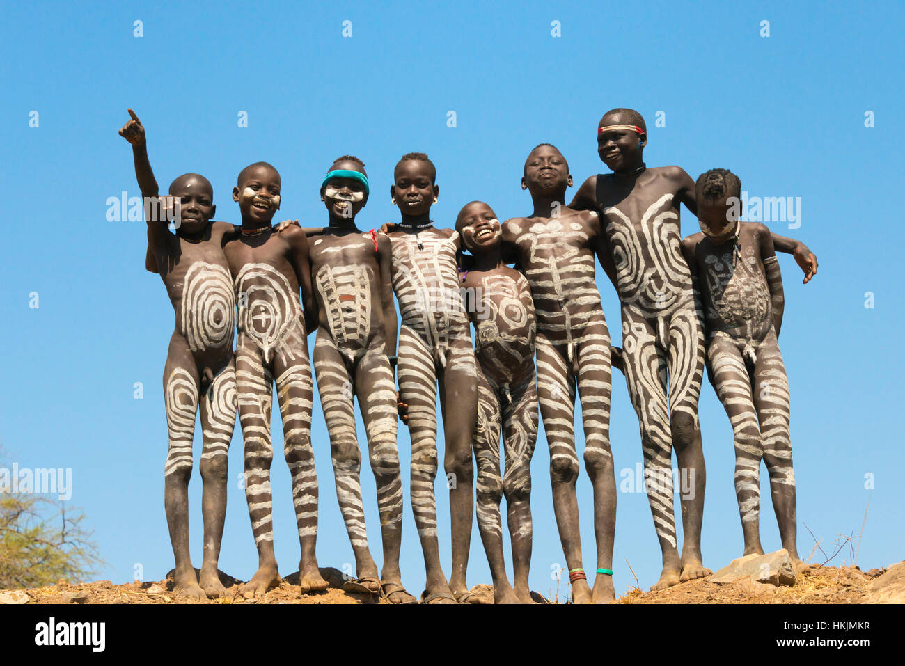 Les garçons de la tribu Mursi avec carrosserie peinte, Mursi, village du sud Omo, Ethiopie Banque D'Images