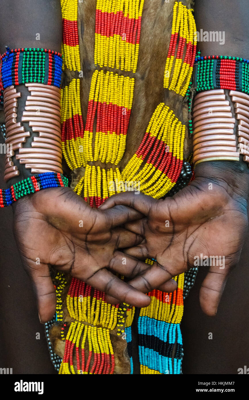 Tribu Hamar femme en vêtements traditionnels, Hamar, village du sud Omo, Ethiopie Banque D'Images