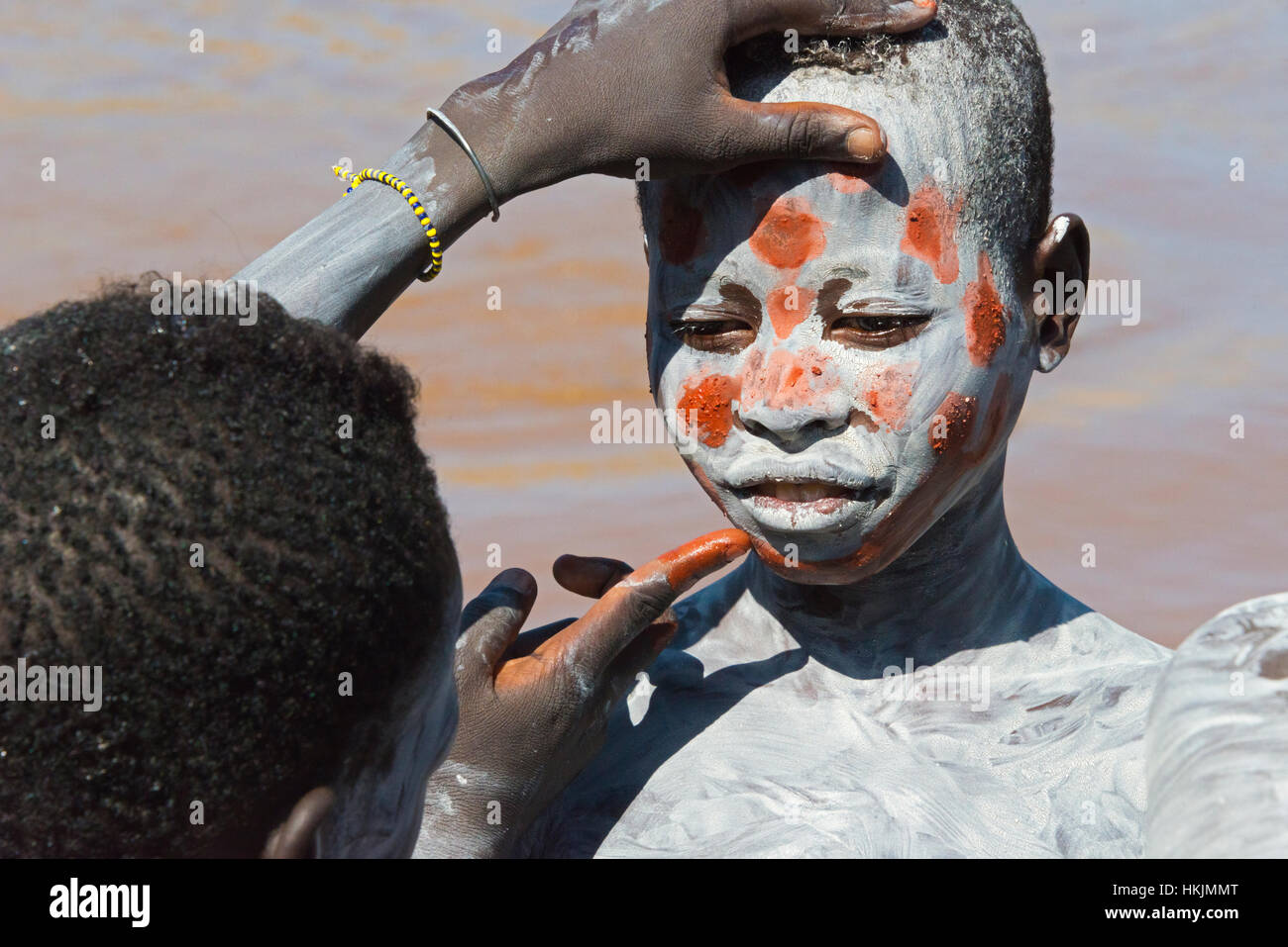 Les garçons de la tribu de Kara le visage peinture du Sud Omo, Ethiopie, Banque D'Images