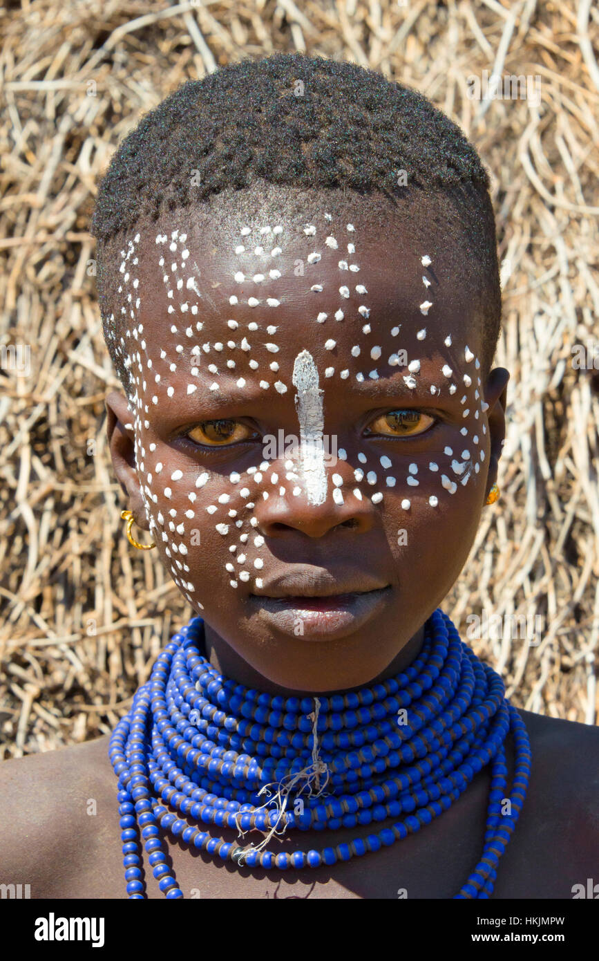 Tribu Kara fille avec visage peint, l'Omo, Ethiopie Banque D'Images