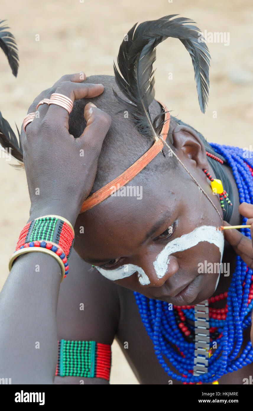 Tribu Hamar se préparent pour les bovins (Saut d'une cérémonie célébrant un homme Hamar vient de l'âge), de l'Omo, Ethiopie Banque D'Images