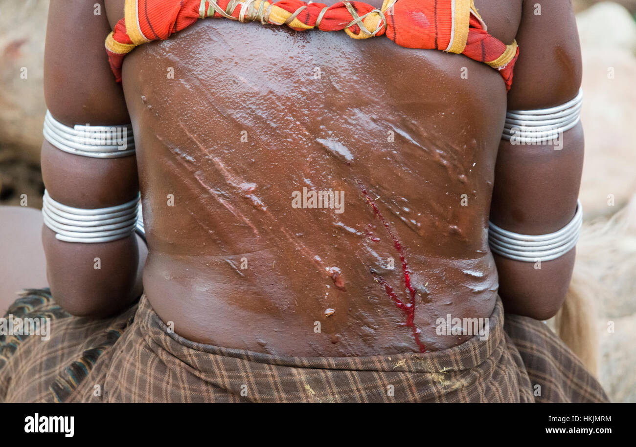 Femme de la tribu Hamar avec whip balafres sur le dos au saut du bétail, Hamar, village du sud Omo, Ethiopie Banque D'Images