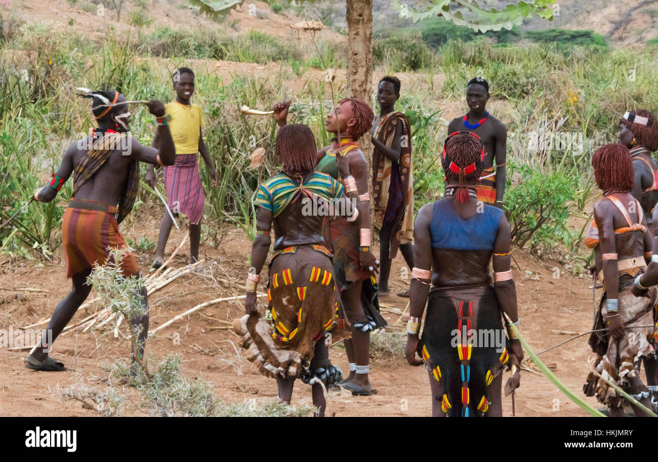 Tribu Hamar femme est fouettée par un homme à la célébration d'un saut de bovins Hamar vient de l'âge, l'Omo, Ethiopie Banque D'Images