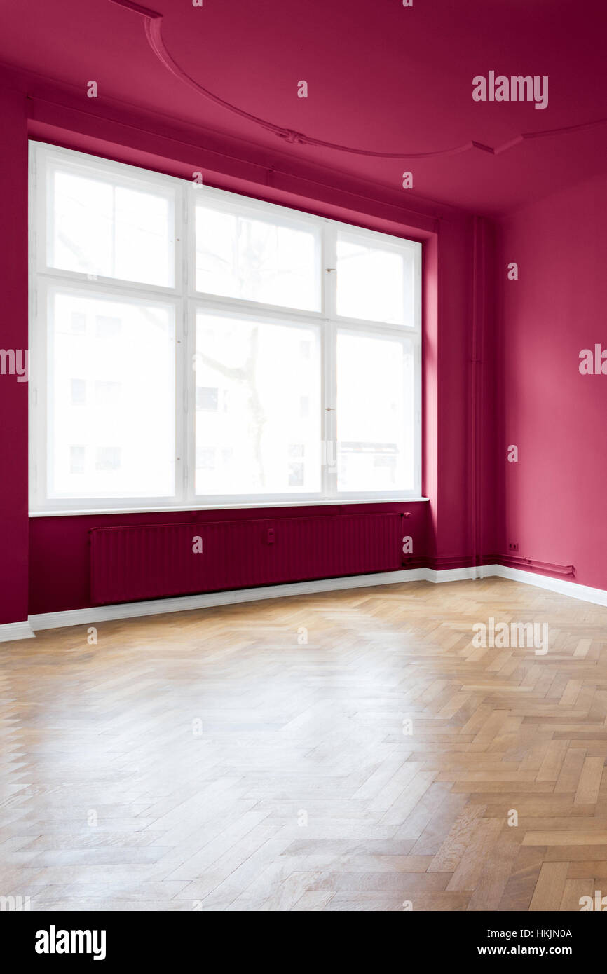 Chambre blanche vide avec plancher en bois, murs peints en rouge Banque D'Images