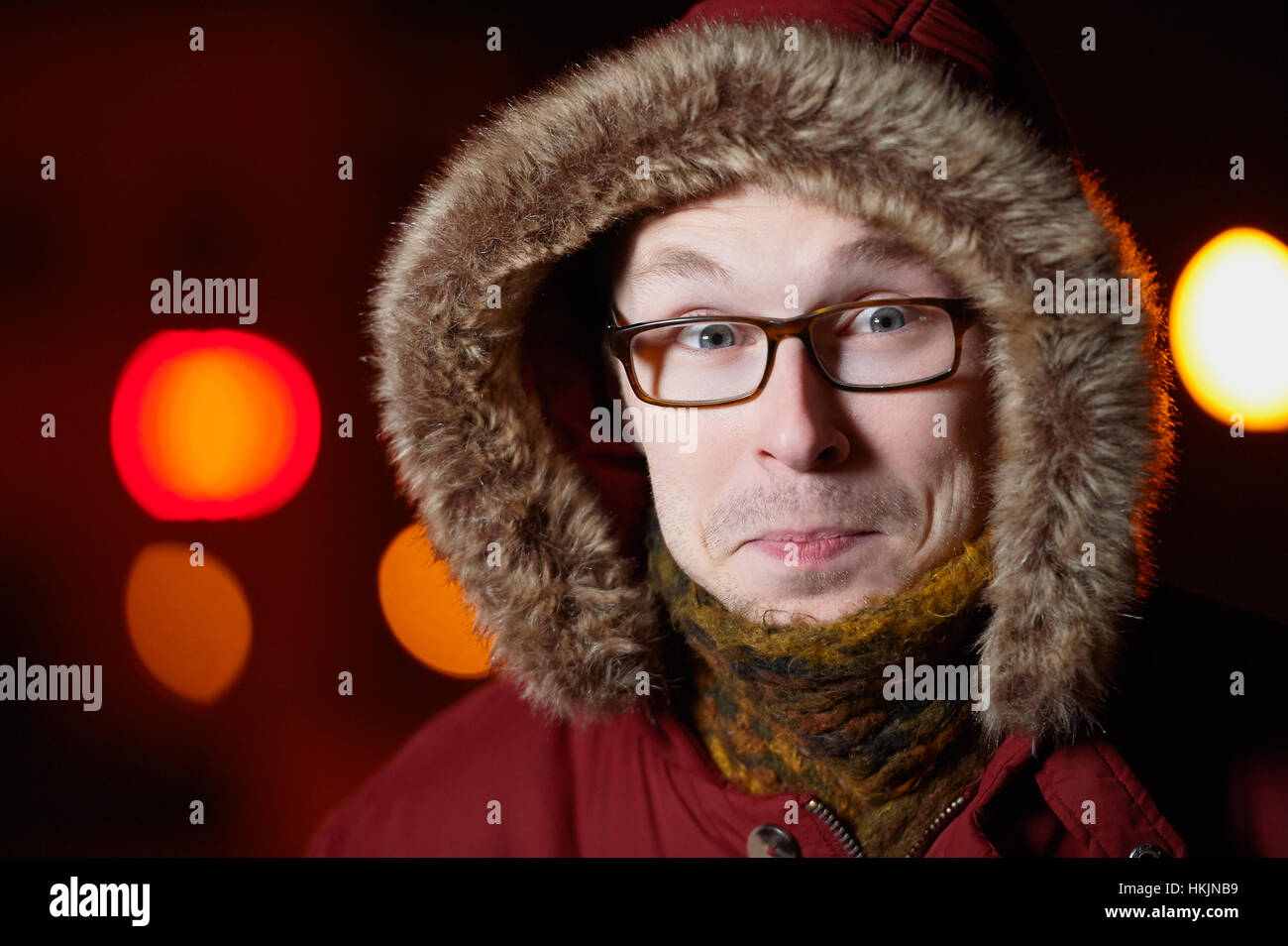 Surpris l'Homme à lunettes en hiver veste et écharpe Banque D'Images