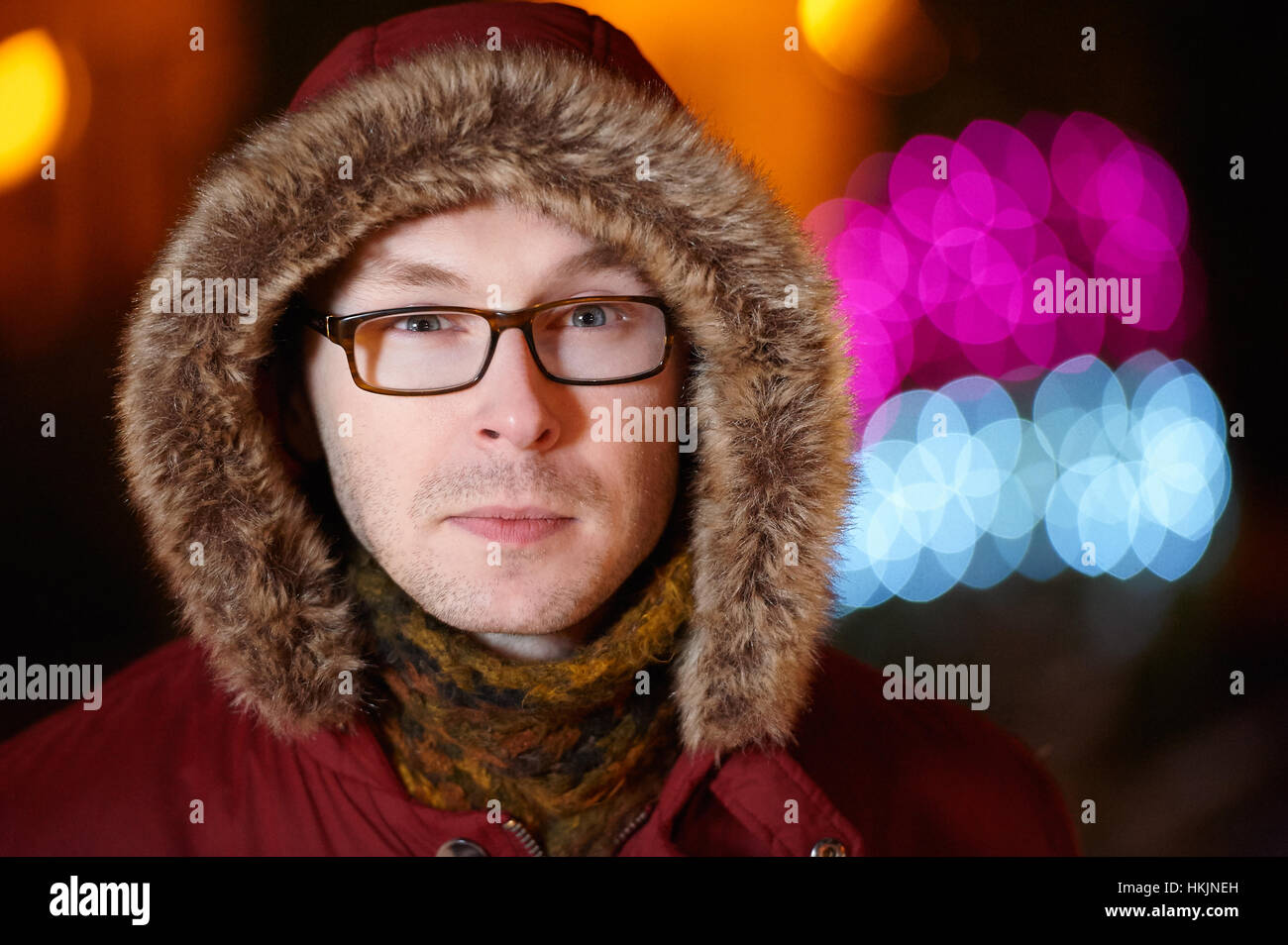 Portrait homme veste et écharpe en hiver Banque D'Images