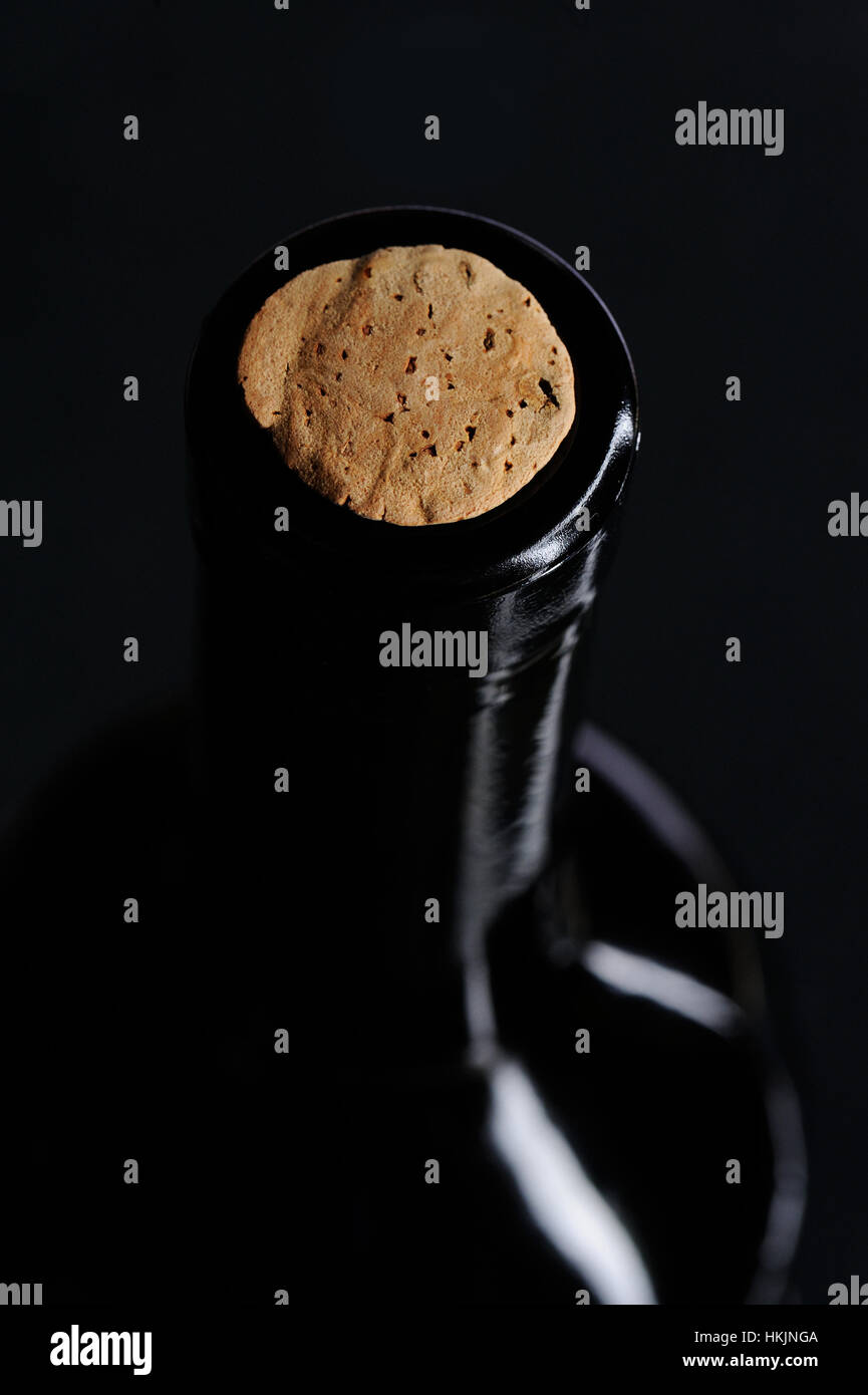 Close up de liège de bouteille de vin sur noir Banque D'Images