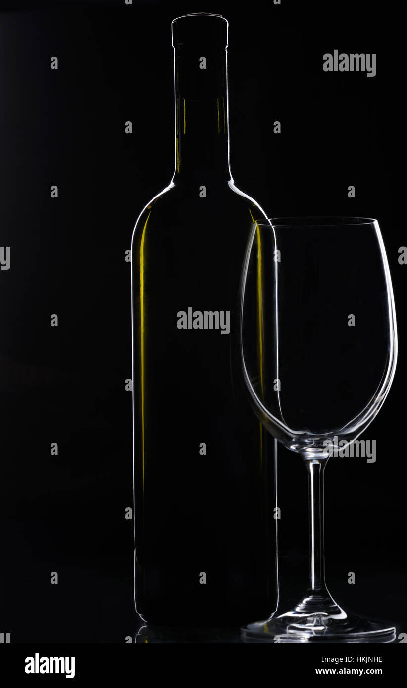 Bouteille de vin verre vide avec sur fond noir Banque D'Images