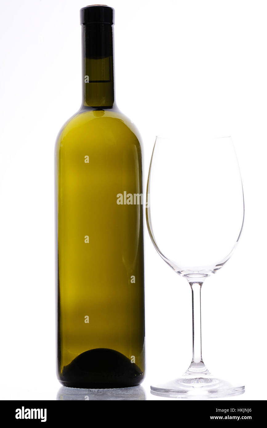 Vin blanc avec verre vide sur fond blanc Banque D'Images