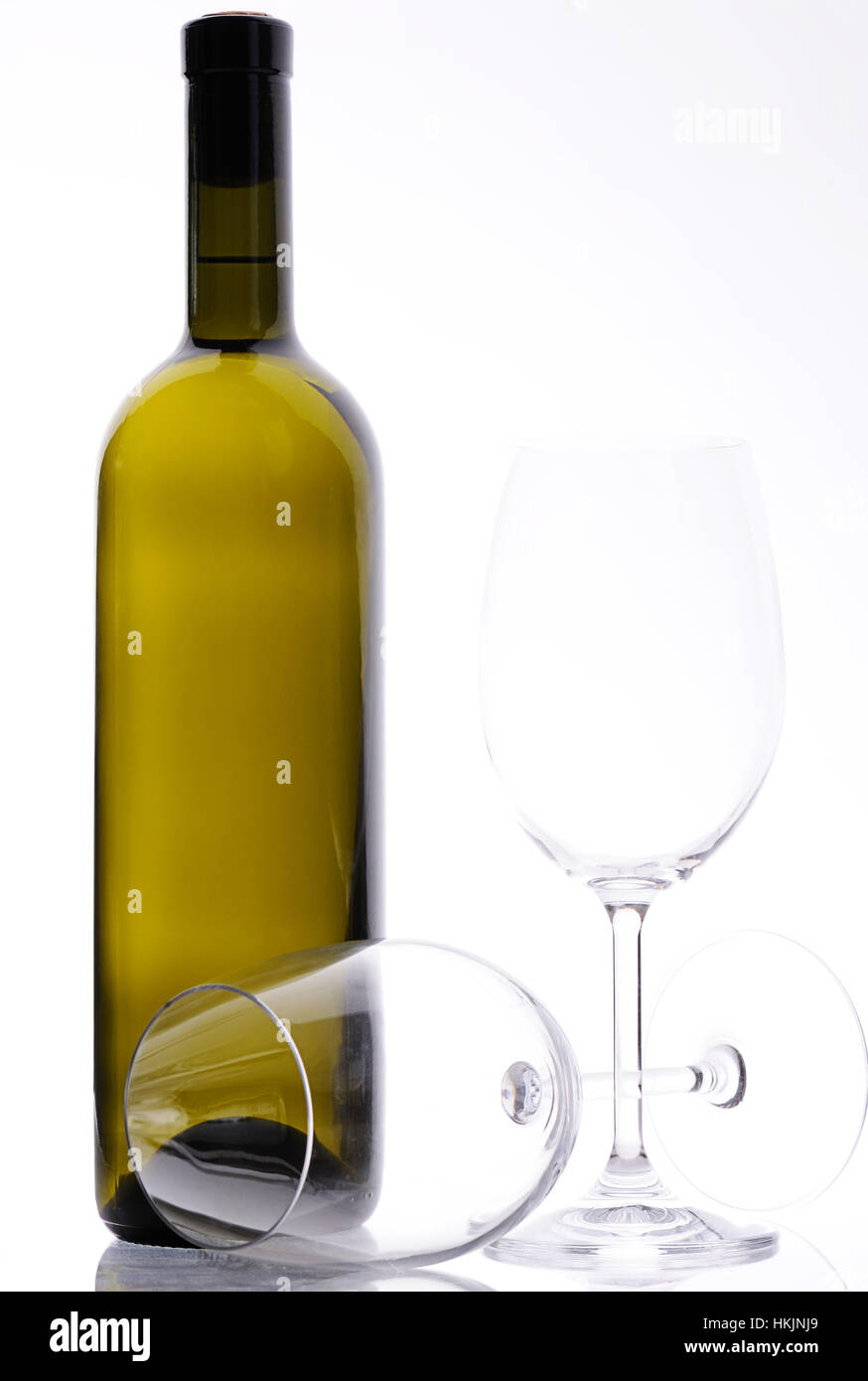 Bouteille de vin blanc avec des verres vides sur fond blanc Banque D'Images