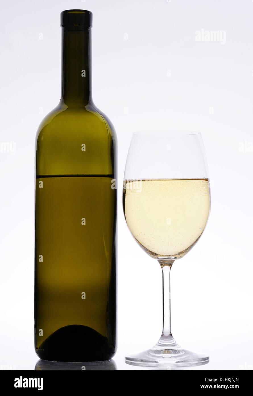 Bouteille de vin blanc et verre isolé en arrière-plan Banque D'Images