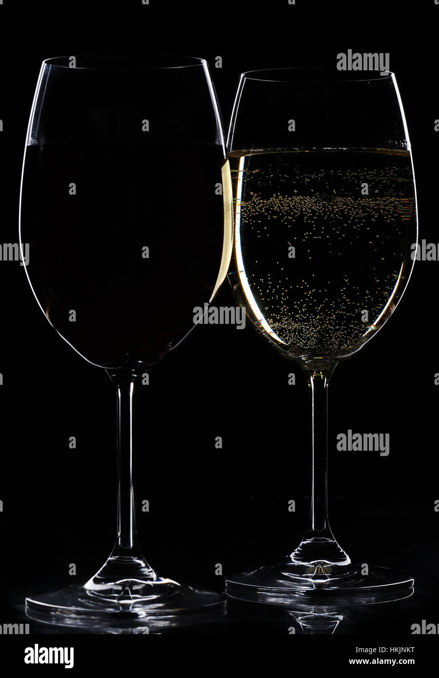 Vin rouge et blanc sur le verre sur fond noir Banque D'Images