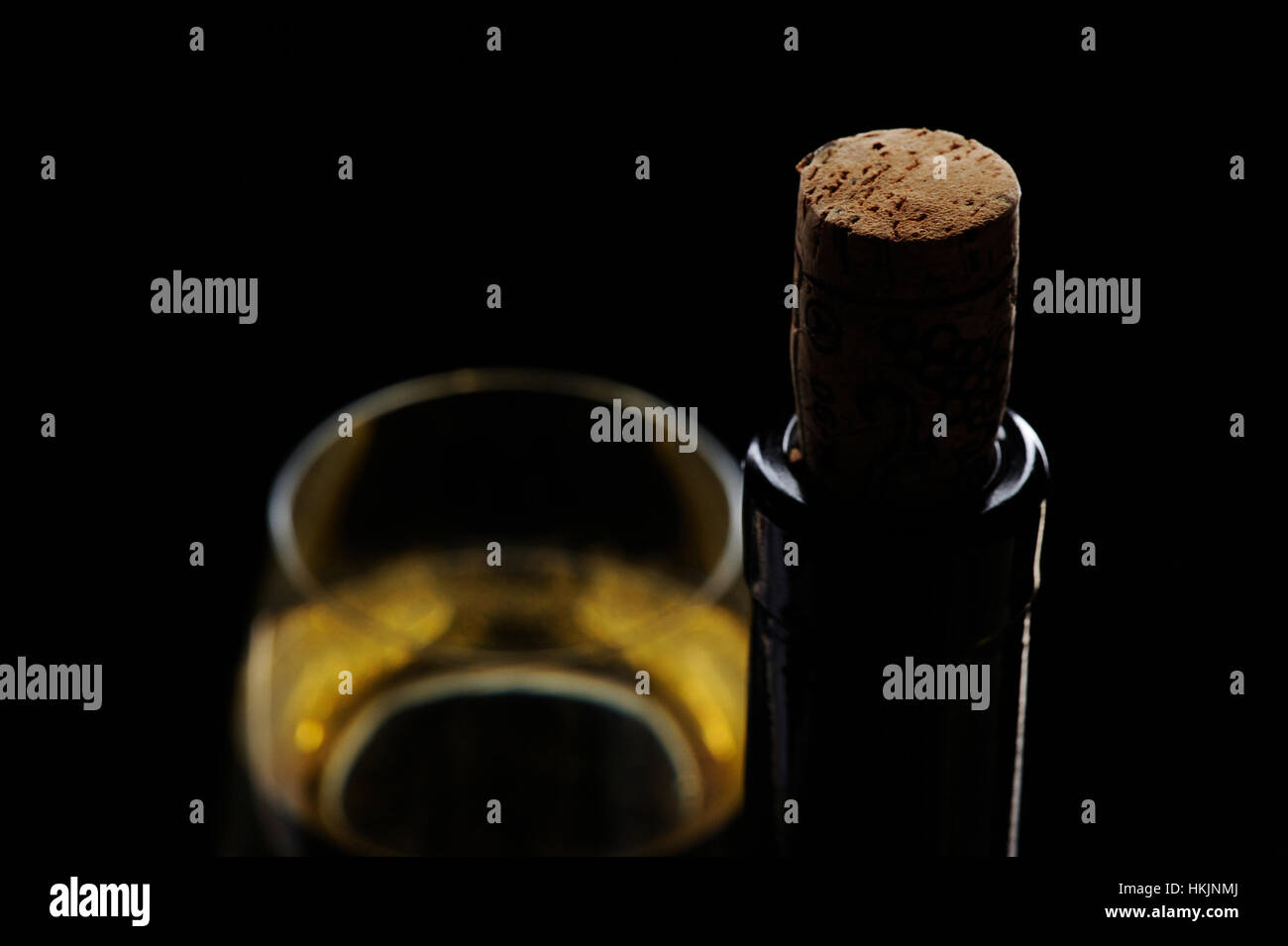Vin blanc macro de liège et bouteille sur fond noir Banque D'Images