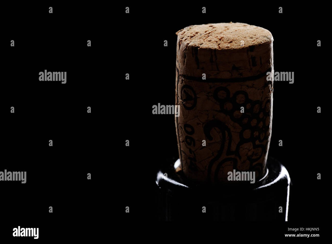 Close up of wine cork en bouteille sur fond noir Banque D'Images