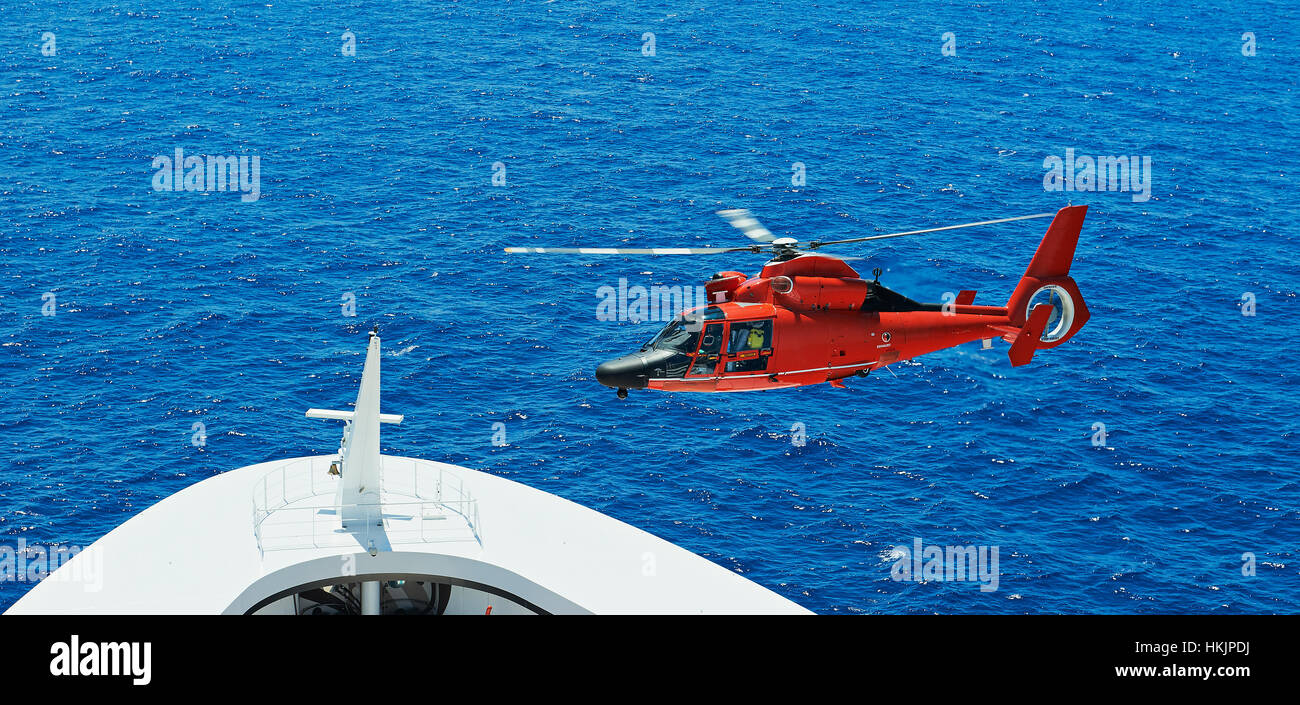 L'atterrissage d'hélicoptère de sauvetage en mer à bord du navire Banque D'Images L'atterrissage d'hélicoptère de sauvetage en mer à bord du navire Banque D'Images