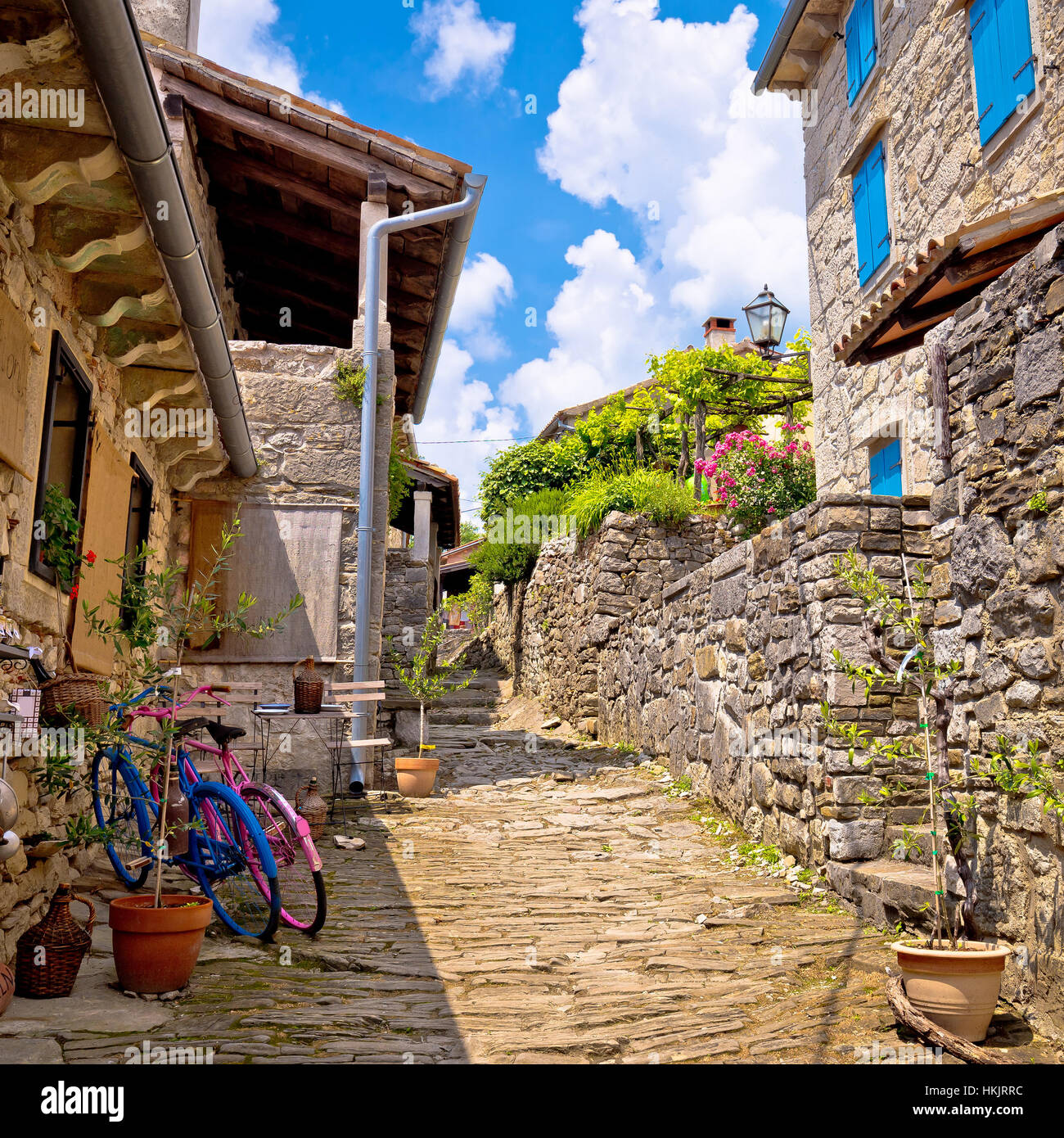 Ville de fredonner de vieilles pierres colorées street, Istrie, Croatie Banque D'Images