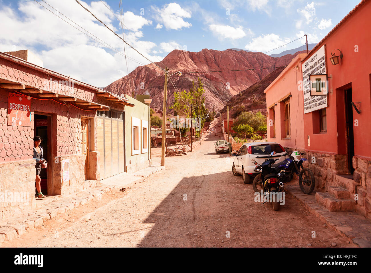 Purmamarca, Argentine - 1 novembre, 2016 : Street à Purmamarca avec indigen femme et voiture (Argentine) Banque D'Images