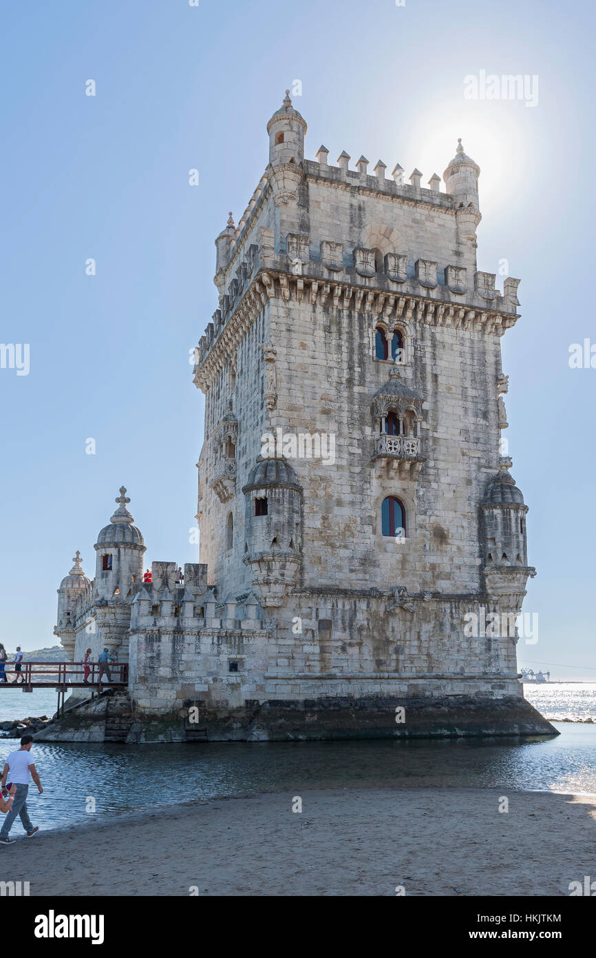 Low angle view of Tour de Belém à berge, Tage, Lisbonne, Portugal Banque D'Images