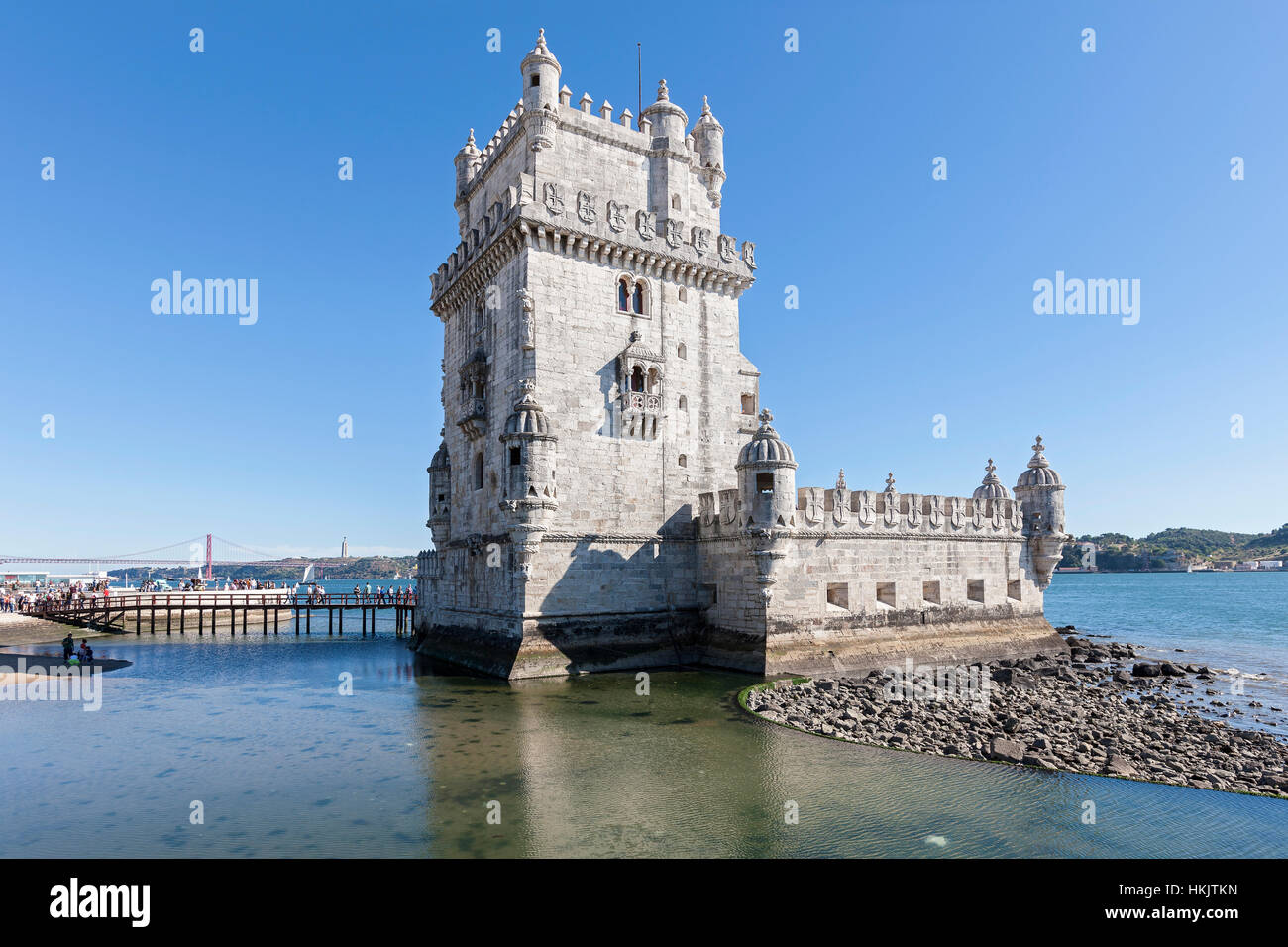 Low angle view of Tour de Belém à berge, Tage, Lisbonne, Portugal Banque D'Images