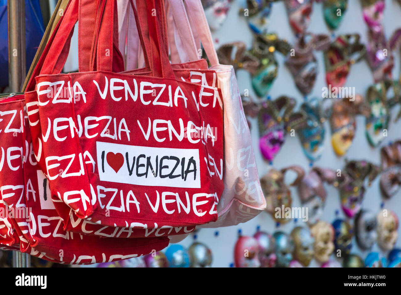 J'aime Venise sacs pour la vente avec les masques sur le mur derrière, idéal de souvenirs, à Burano, Venise, Italie en janvier Banque D'Images