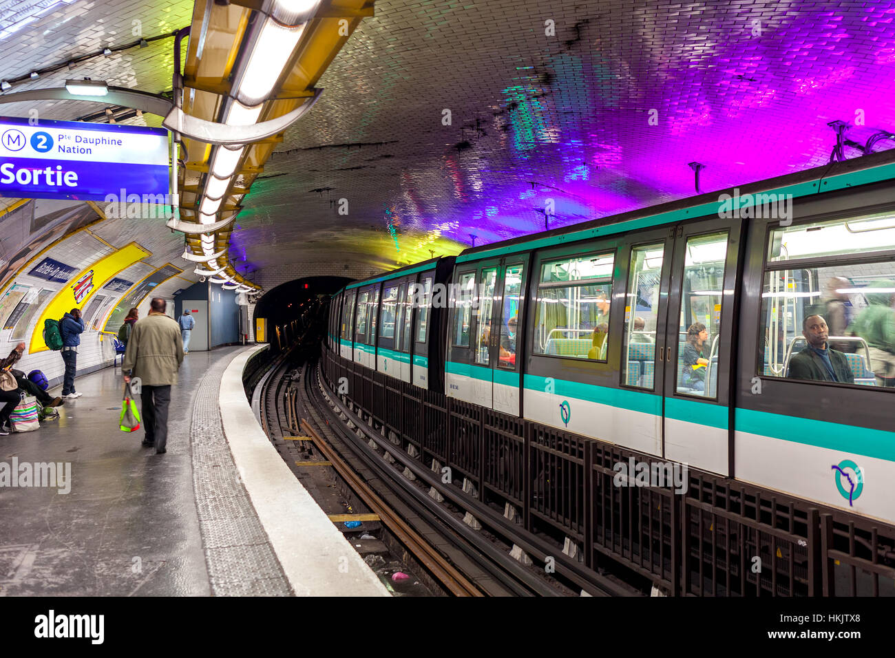 Sur la plate-forme sur station de métro à Paris, France. Banque D'Images