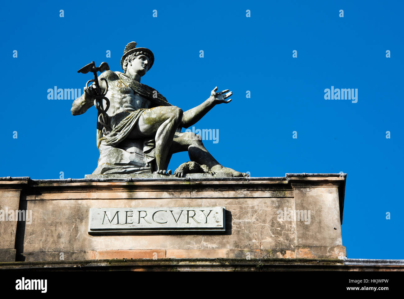 Sculpture/statue de Mercure, dieu romain sur le toit de l'Italien Centre, Glasgow, Ecosse Banque D'Images