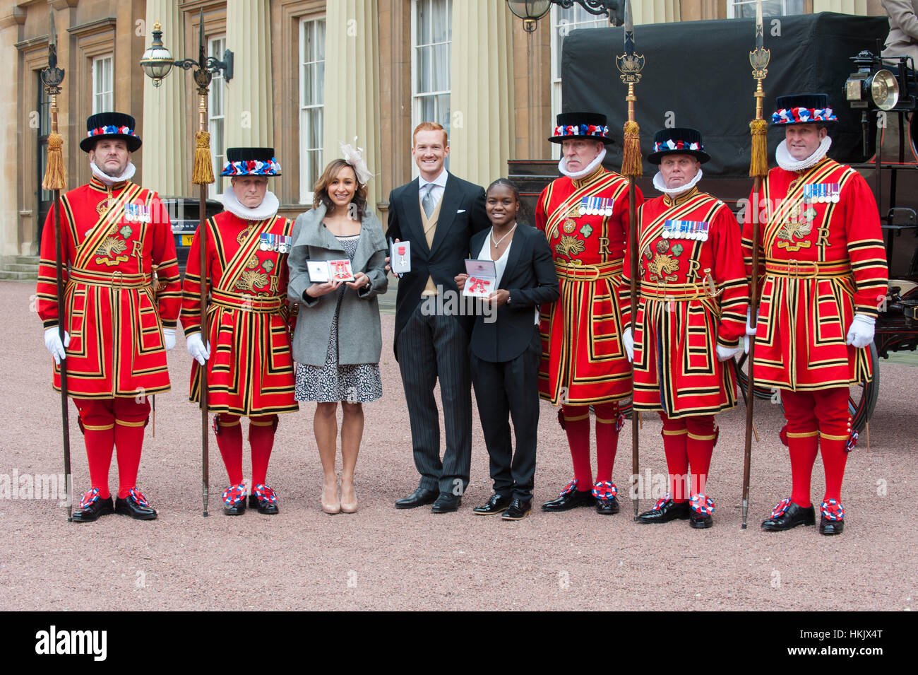 Jessica Ennis, Greg Rutherford et Nicola Adams posent avec des Beefeaters après avoir reçu leur prix de Sa Majesté la reine lors d'une cérémonie au Palais de Buckingham après leur succès aux Jeux Olympiques de Londres en 2012. Banque D'Images