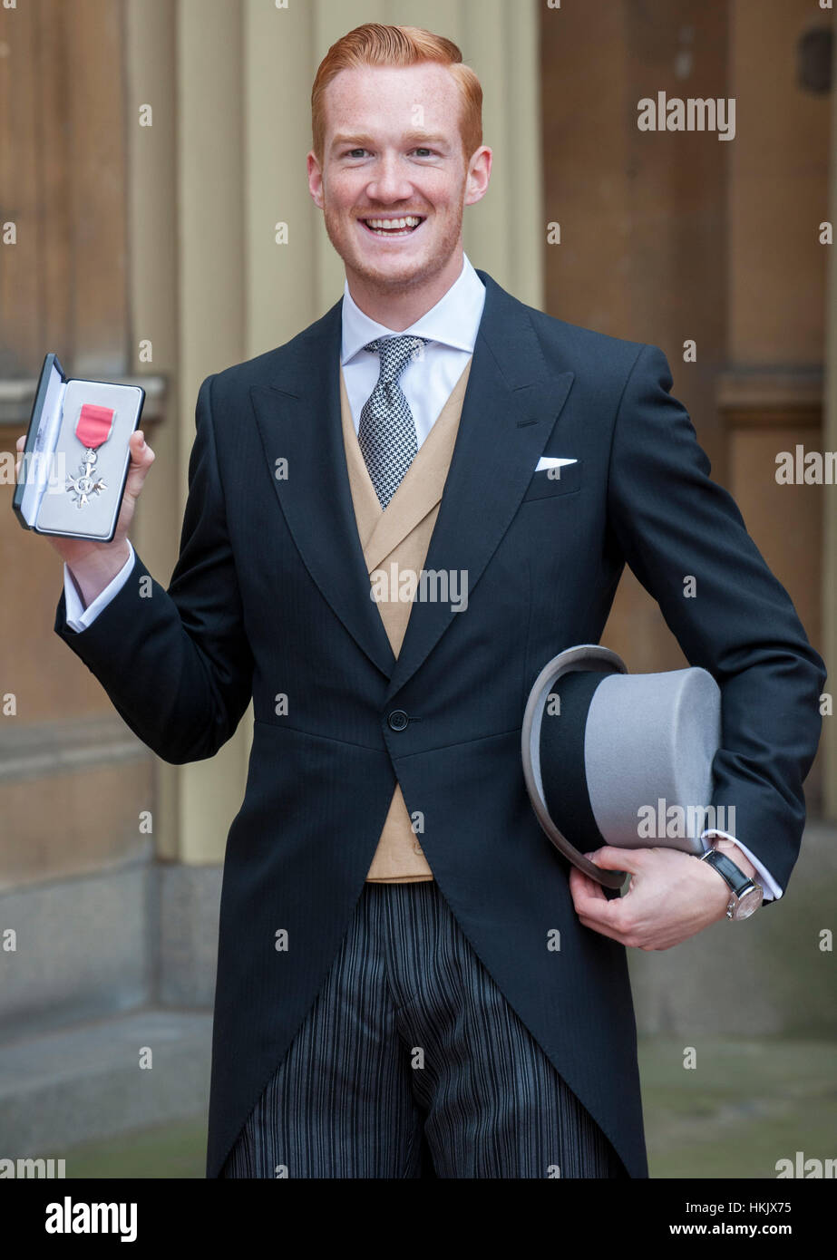 Greg Rutherford cavalier Long recevant son membre de l'Empire britannique (MBE) Médaille pour services à l'ATHLÉTISME DE SA MAJESTÉ LA REINE Banque D'Images