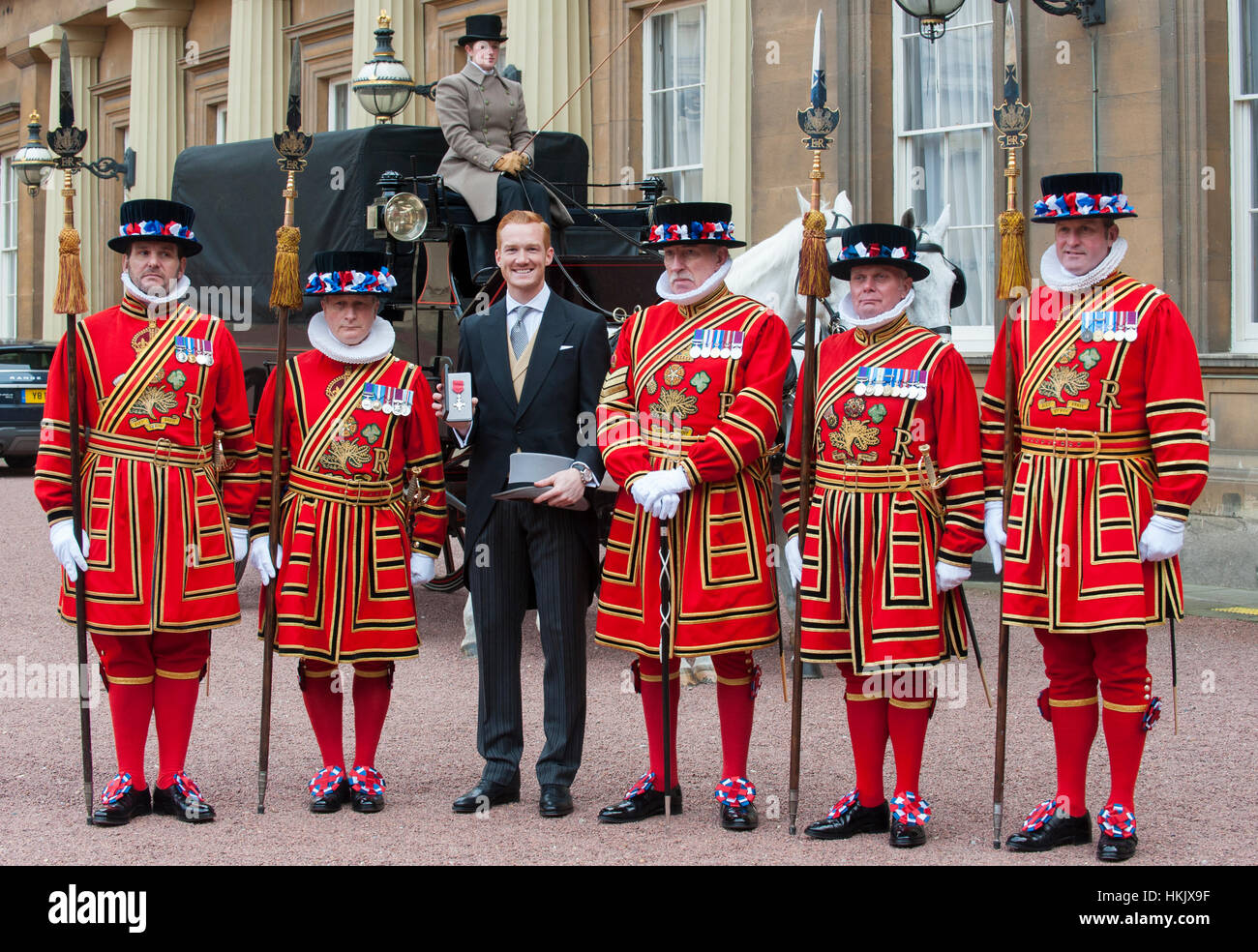 Greg Rutherford cavalier Long recevant son membre de l'Empire britannique (MBE) Médaille pour services à l'ATHLÉTISME DE SA MAJESTÉ LA REINE Banque D'Images