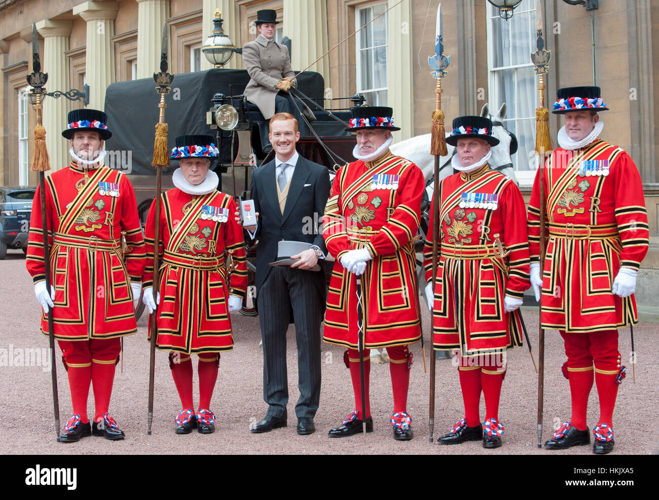 Greg Rutherford cavalier Long recevant son membre de l'Empire britannique (MBE) Médaille pour services à l'ATHLÉTISME DE SA MAJESTÉ LA REINE Banque D'Images